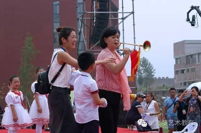 2016年星之梦艺术学校的孩子们第 一次登上电视台